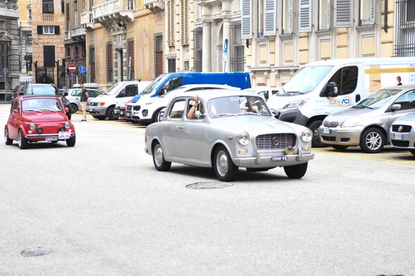 Vista Sulla Vecchia Graziosa Piccola Auto Italiana — Foto Stock