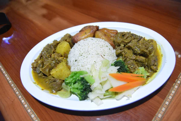 Prachtig Bord Met Heerlijke Caribische Gerechten — Stockfoto