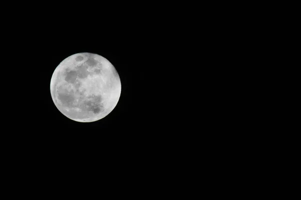 夜空中满月的美丽景色 — 图库照片