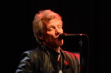 Şarkıcı Jon Bon Jovi, 5 Kasım 2016 'da St. Petersburg Florida' da Devlet Street Theater in Support of HIllary Clinton 'ın Başkan İhalesi' nde sahne alıyor.
