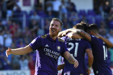 Orlando Magic oyuncusu Fournier, 25 Ekim 2018 tarihinde Orlando Florida 'daki Amway Center' da spor ceketlilere karşı gol atmaya çalıştı..  