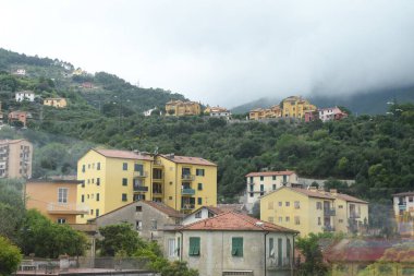 Dağ kasabasının güzel manzarası