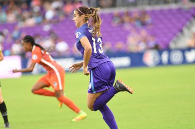 Orlando Pride, 22 Nisan 2018 'de Florida, Orlando' daki Exploria Stadyumu 'nda Houston Dash' e ev sahipliği yaptı..  