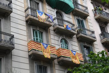 Barselona sokaklarındaki inşaat cephesinin görüntüsü 