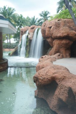 Havuzun yanındaki küçük şelaleye bak.