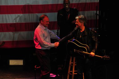 Şarkıcı Jon Bon Jovi, 5 Kasım 2016 'da St. Petersburg Florida' da Devlet Street Theater in Support of HIllary Clinton 'ın Başkan İhalesi' nde sahne alıyor.