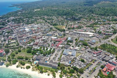 Bir yaz günü Ochos Rios Jamaika 'daki plajların güzel manzarası.  