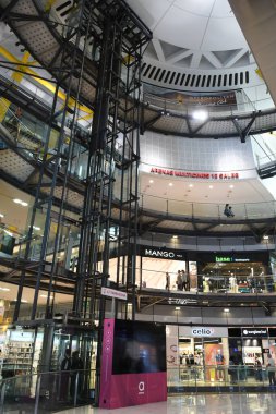 Bir alışveriş merkezi manzarası