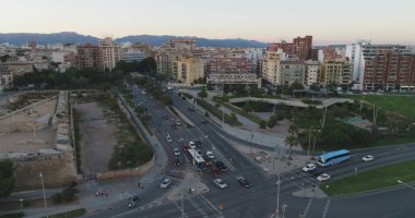 Gün batımında güzel bir şehir manzarası. 