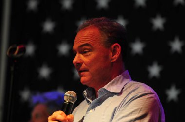 Şarkıcı Jon Bon Jovi, 5 Kasım 2016 'da St. Petersburg Florida' da Devlet Street Theater in Support of HIllary Clinton 'ın Başkan İhalesi' nde sahne alıyor.