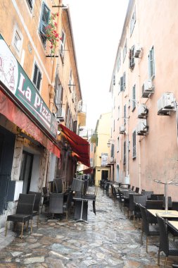 Barcelona şehrinin sokaklarına bakın, binaların dış yüzeyi.