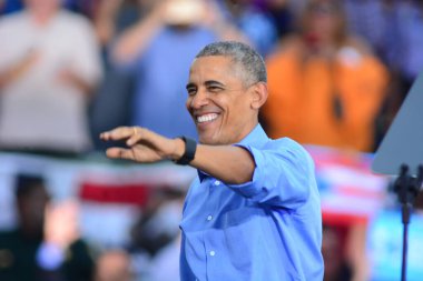 Başkan Barack Obama, Florida Kissimmee 'deki Osceola Heritage Park Stadyumu' nda düzenlenen kampanya mitinginde Demokrat başkan adayı Hillary Clinton 'a seslendi..  