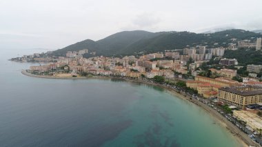 Güzel bir kıyı şeridi manzarası var. 