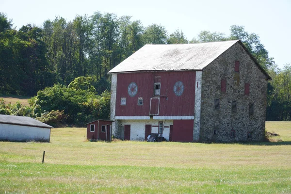 Voir Une Vieille Maison Brique Sur Prairie — Photo