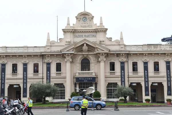 Güzel binaların cepheleriyle sokak manzarası, Güney Fransa kentsel manzarası