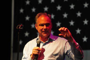 Şarkıcı Jon Bon Jovi, 5 Kasım 2016 'da St. Petersburg Florida' da Devlet Street Theater in Support of HIllary Clinton 'ın Başkan İhalesi' nde sahne alıyor.