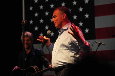 Şarkıcı Jon Bon Jovi, 5 Kasım 2016 'da St. Petersburg Florida' da Devlet Street Theater in Support of HIllary Clinton 'ın Başkan İhalesi' nde sahne alıyor.