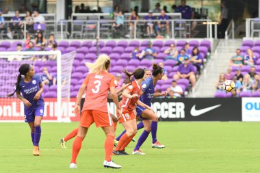 Orlando Pride, 22 Nisan 2018 'de Florida, Orlando' daki Exploria Stadyumu 'nda Houston Dash' e ev sahipliği yaptı.. 