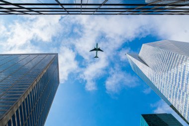 Gökdelenler arasından gökyüzü görüntüsü