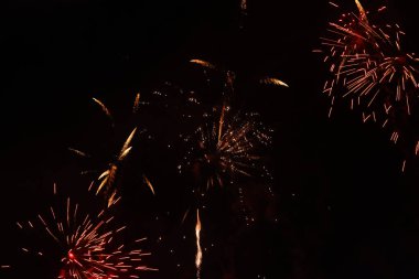 Karanlık gökyüzünde havai fişeklerin görüntüsü