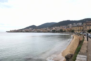 Bir kasaba ve sahil manzaralı güzel bir sahil manzarası.