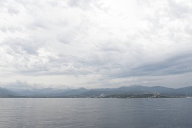 Dağlarla kıyı manzarası 