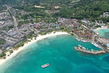 Bir yaz günü Ochos Rios Jamaika 'daki plajların güzel manzarası