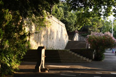 Parkın güzel manzarasına bakın.