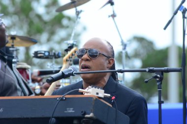 Stevie Wonder, Başkan Barack Obama 'nın 6 Kasım 2016' da Kissimmee Florida 'da başkanlık adaylığını destekleyen mitinginde performans sergiliyor..