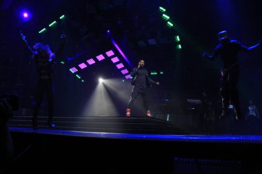 R & B Şarkıcısı Usher 12 Aralık 2014 'te Orlando Florida' daki Amway Center 'da sahne alacak..  