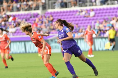 Orlando Pride, 22 Nisan 2018 'de Florida, Orlando' daki Exploria Stadyumu 'nda Houston Dash' e ev sahipliği yaptı..  