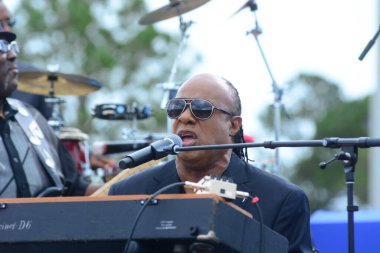 Stevie Wonder, Başkan Barack Obama 'nın 6 Kasım 2016' da Kissimmee Florida 'da başkanlık adaylığını destekleyen mitinginde performans sergiliyor..