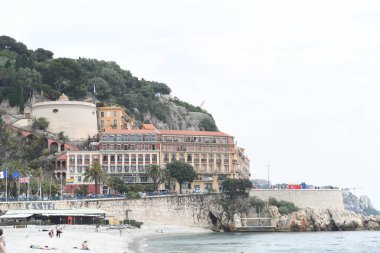 Sahili ve rıhtımı olan sahil manzarası.