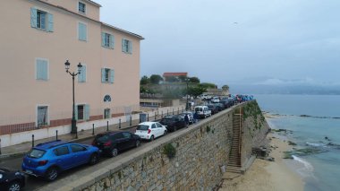 Sahili olan bir sahil şehri manzarası