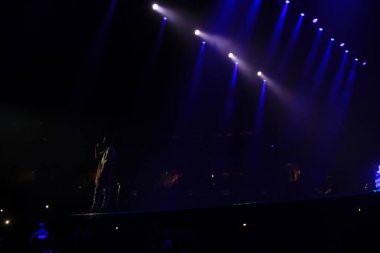 R & B Şarkıcısı Usher 12 Aralık 2015 'te Orlando Florida' daki Amway Center 'da sahne alacak..  