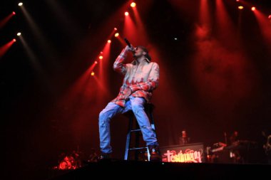 R & B Şarkıcısı Usher 12 Aralık 2015 'te Orlando Florida' daki Amway Center 'da sahne alacak..  