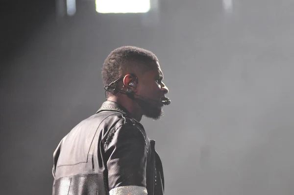 Singer Usher Treedt Het Amway Center Orlando Florida December 2014 — Stockfoto