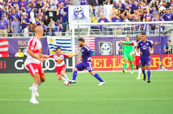 Orlando City SC, 6 Mayıs 2016 'da Orlando Florida' daki Dünya Kampı Stadyumu 'nda New York Red Bulls' a ev sahipliği yaptı.. 