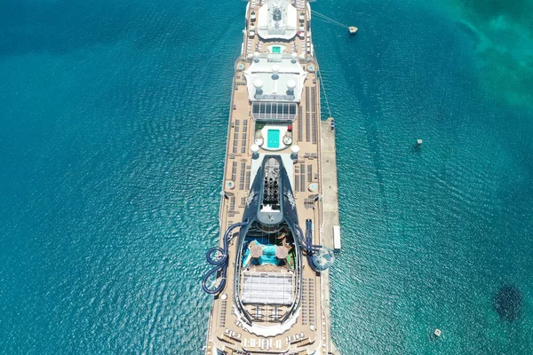 Vista Superior Gran Crucero Atracado Cerca Del Muelle — Foto de Stock