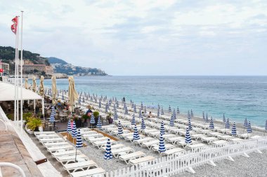 Sahili ve rıhtımı olan sahil manzarası.