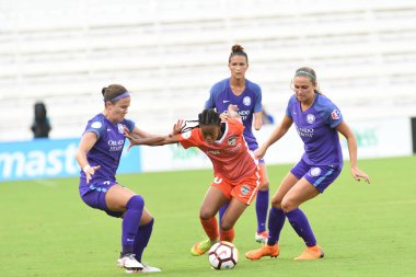 Orlando Pride, 22 Nisan 2018 'de Florida, Orlando' daki Exploria Stadyumu 'nda Houston Dash' e ev sahipliği yaptı.. 