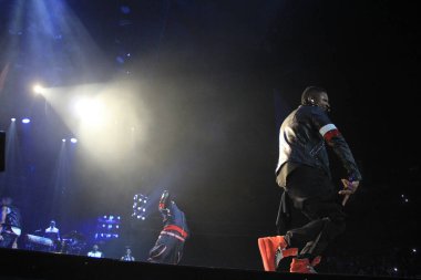 R & B Şarkıcısı Usher 12 Aralık 2014 'te Orlando Florida' daki Amway Center 'da sahne alacak..  