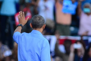 Başkan Barack Obama, Florida Kissimmee 'deki Osceola Heritage Park Stadyumu' nda düzenlenen kampanya mitinginde Demokrat başkan adayı Hillary Clinton 'a seslendi..  