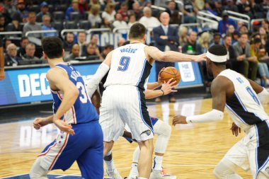 Orlando Magic 27 Aralık 2019 Cuma günü Orlando, Florida 'daki Amway Arena' da Philadelphia 76ers 'a ev sahipliği yapıyor..