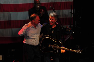 Şarkıcı Jon Bon Jovi, 5 Kasım 2016 'da St. Petersburg Florida' da Devlet Street Theater in Support of HIllary Clinton 'ın Başkan İhalesi' nde sahne alıyor.