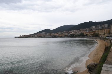 Bir kasaba ve sahil manzaralı güzel bir sahil manzarası.