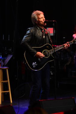 Şarkıcı Jon Bon Jovi, 5 Kasım 2016 'da St. Petersburg Florida' da Devlet Street Theater in Support of HIllary Clinton 'ın Başkan İhalesi' nde sahne alıyor.