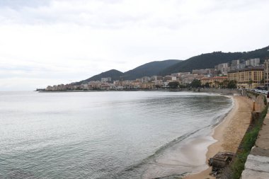 Bir kasaba ve sahil manzaralı güzel bir sahil manzarası.