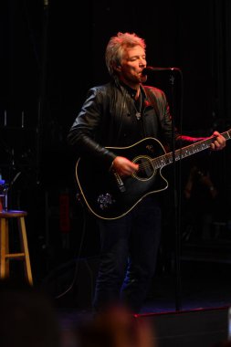 Şarkıcı Jon Bon Jovi, 5 Kasım 2016 'da St. Petersburg Florida' da Devlet Street Theater in Support of HIllary Clinton 'ın Başkan İhalesi' nde sahne alıyor.
