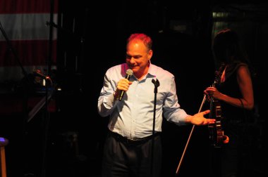 Şarkıcı Jon Bon Jovi, 5 Kasım 2016 'da St. Petersburg Florida' da Devlet Street Theater in Support of HIllary Clinton 'ın Başkan İhalesi' nde sahne alıyor.